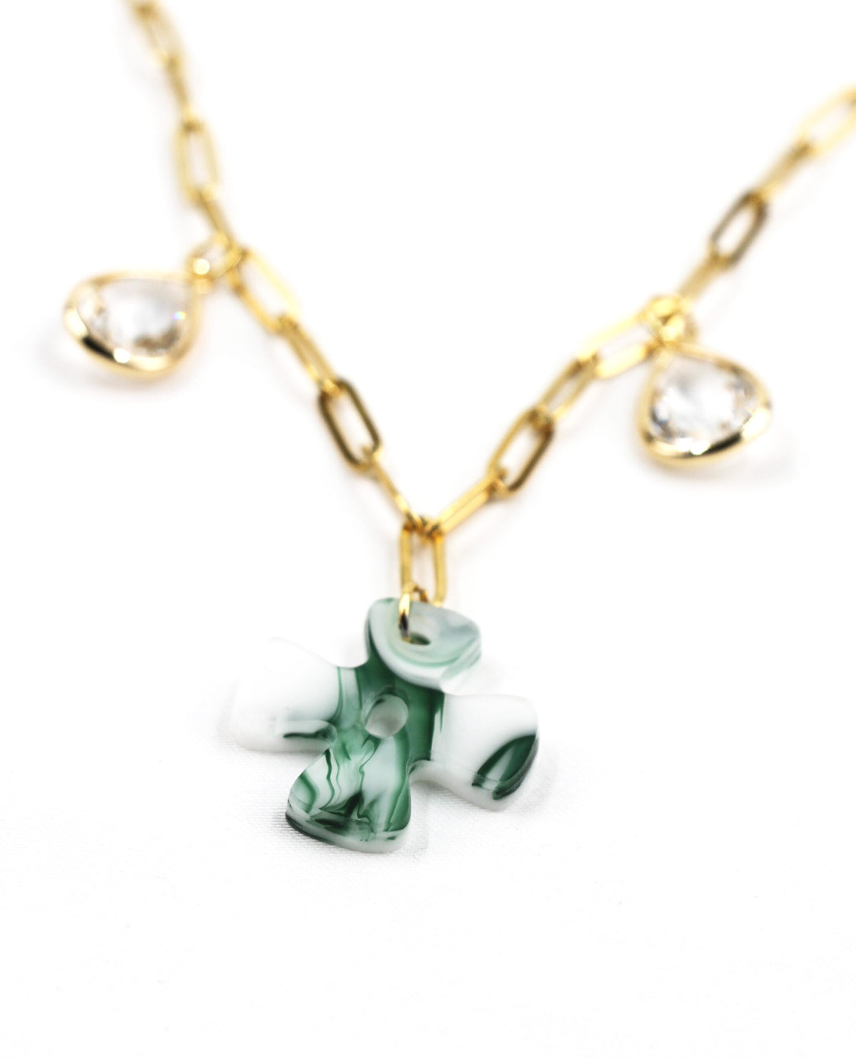 Collar dorado con cruz verde y colgantes de cristal – foto 3