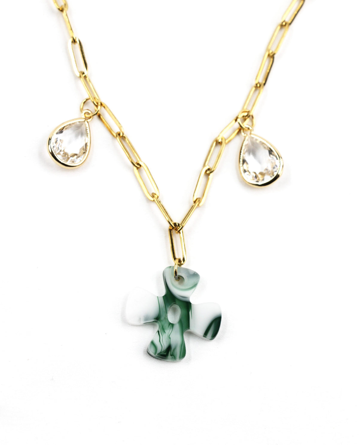 Collar dorado con cruz verde y colgantes de cristal – foto 2