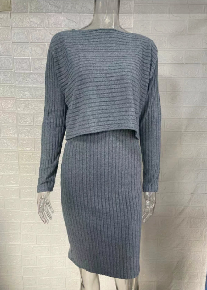 Conjunto de 2 piezas: top de rayas de manga larga y falda ajustada con tirantes – foto 2